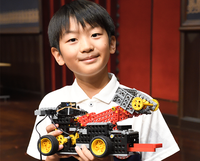 大阪・狭山池前教室　花園 明良君（小4）作品名「ロボットはしご車」1