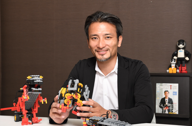 ロボット教室アドバイザーの高橋智隆先生
